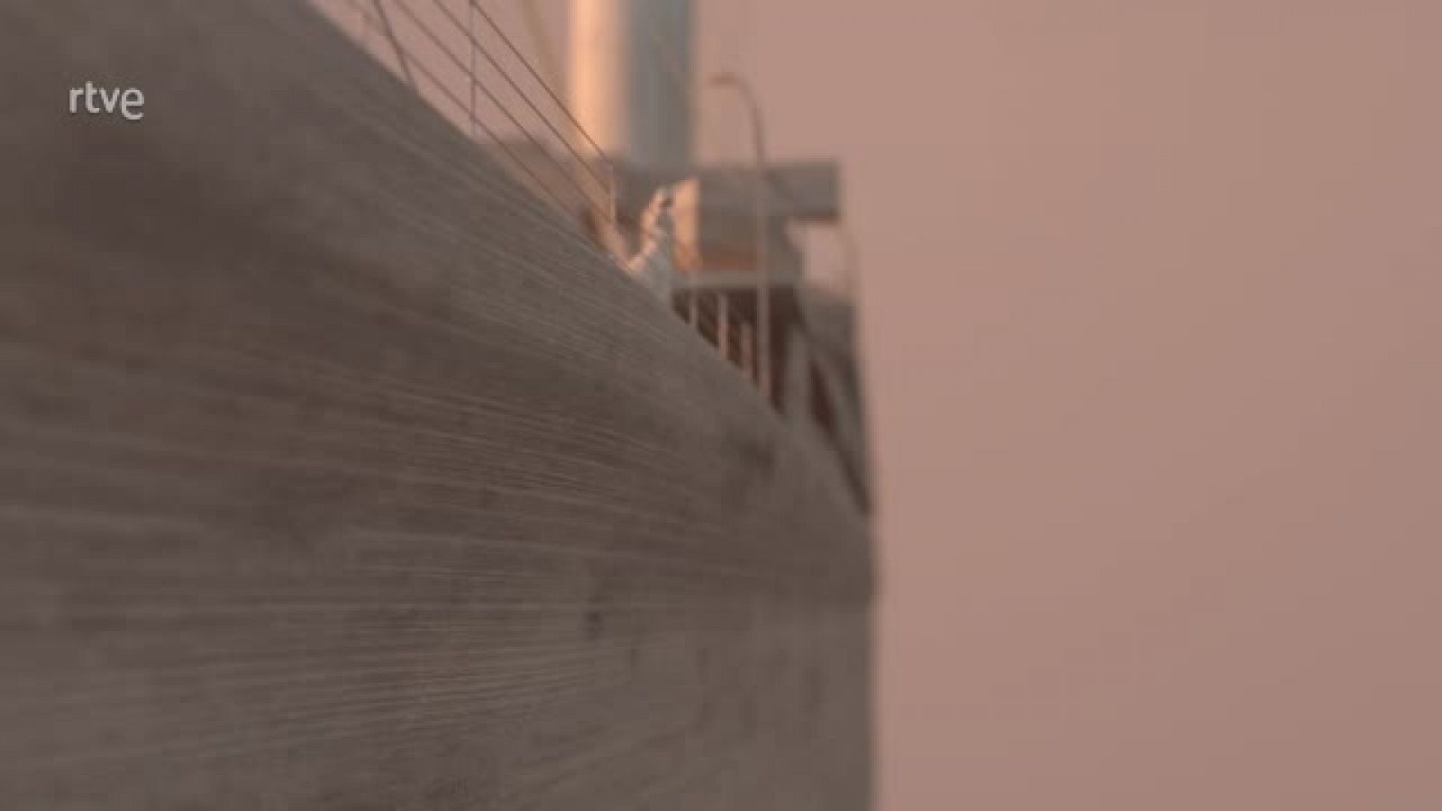 Títulos de crédito de la serie Dos Vidas con la música de Manu Guix y Roger Rodes. | Ver