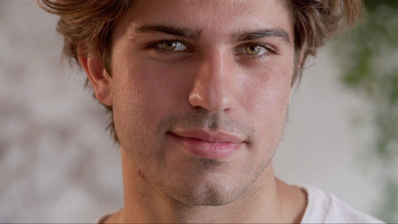 El Mikel busca una noia amb qui descobrir món. Una noia supersticiosa que odia l'esport, una feminista radical i una estudiant que creu en el karma, intenten seduir-lo