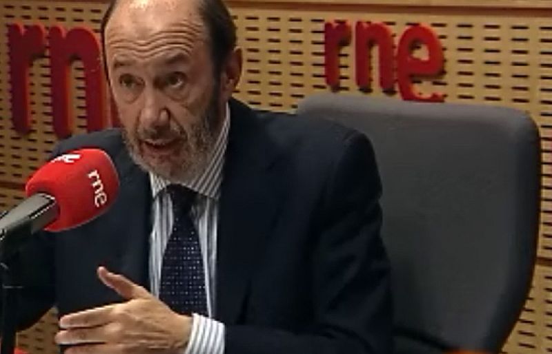 El ministro Alfredo Pérez Rubalcaba ha asegurado en Radio Nacional que "le vamos a devolver a los ciudadanos la subida de impuestos en los servicios, pensiones o ayudas al desempleo".