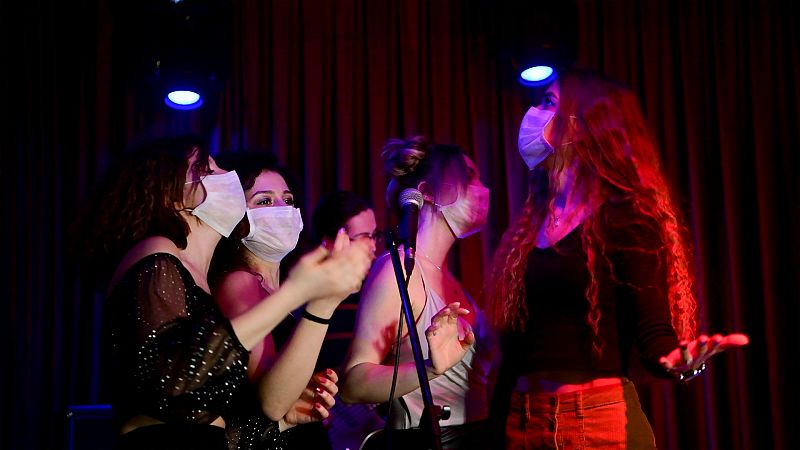 Vuelve el ocio nocturno: bares y discotecas reabren sus puertas con mascarillas en las pistas