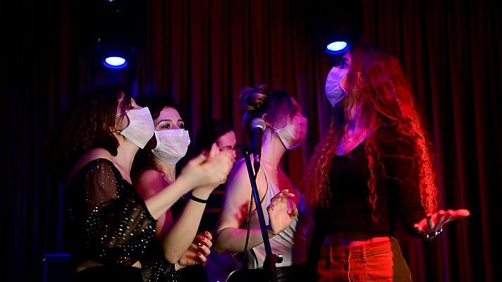 Vuelve el ocio nocturno: bares y discotecas reabren sus puertas con mascarillas en las pistas