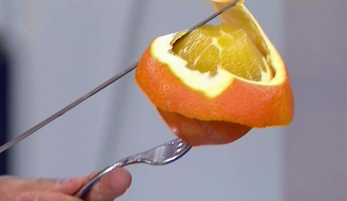 ¿Cómo se pela una naranja al vuelo?