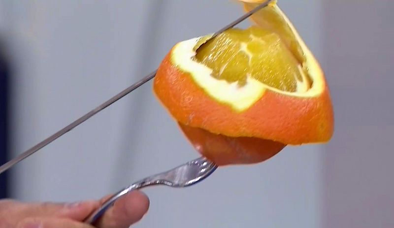 Truco de cocina: Cmo se pela una naranja al vuelo?