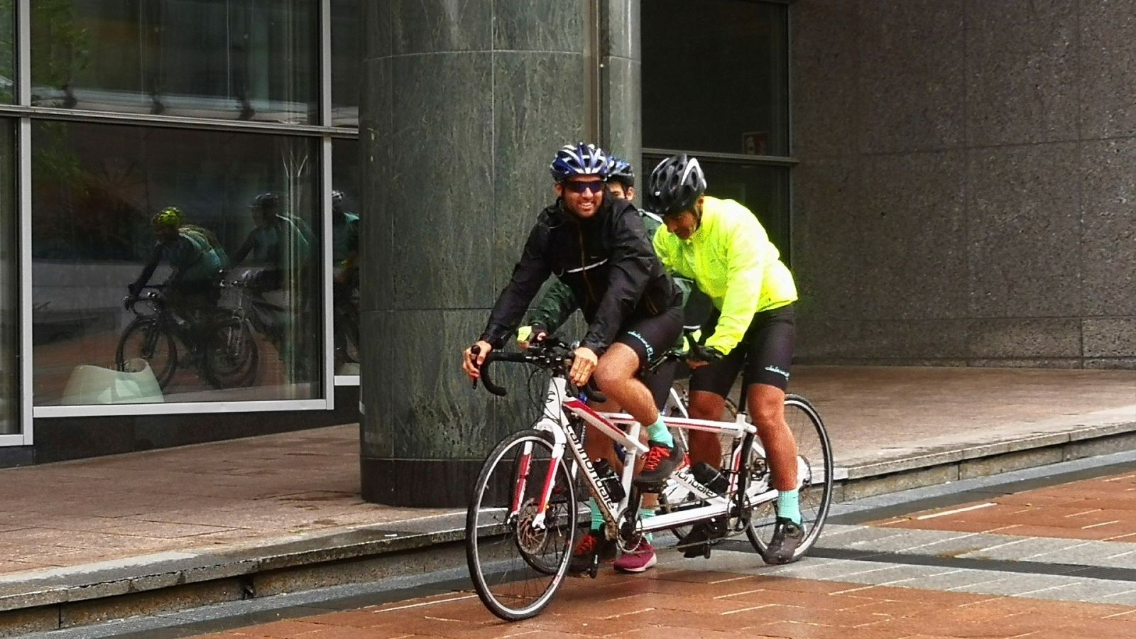 Un efermo español de ELA va en barco y bicicleta desde Getxo a Bruselas para reivindicar investigación en la lucha contra la enfermedad