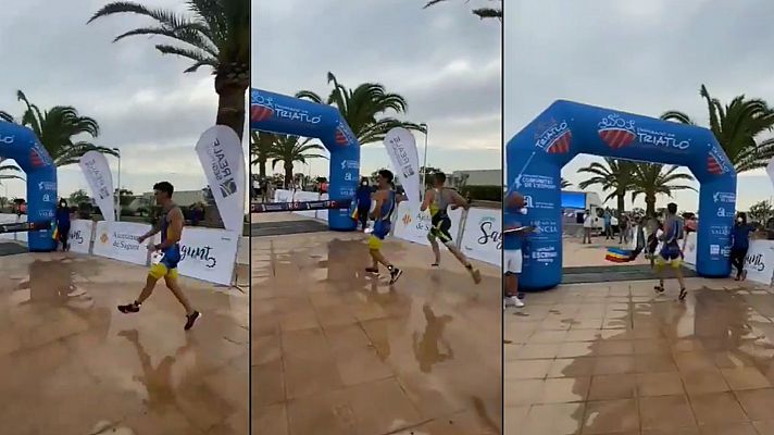 El triatleta que perdió por pararse a festejar antes de tiem