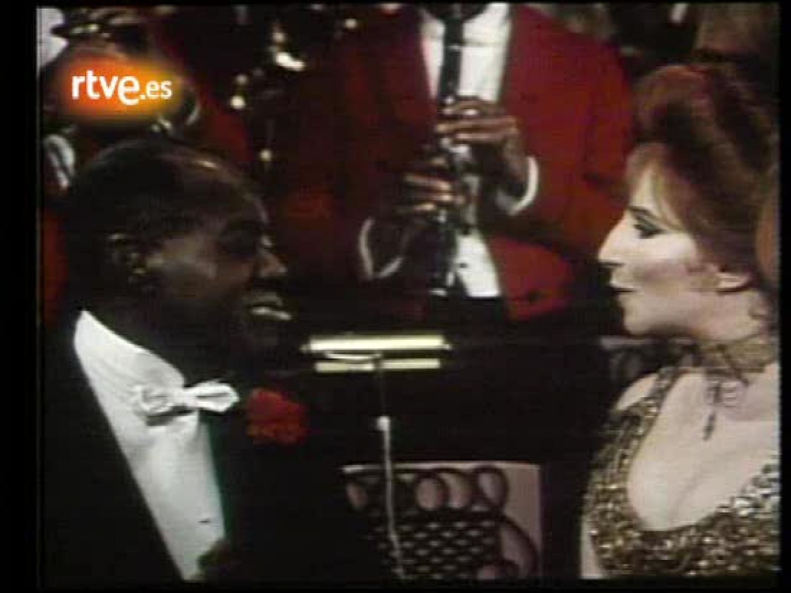 Barbra Streisand y Louis Armstrong interpretan "Hello Dolly"