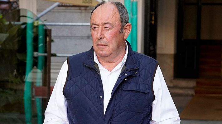  - ¡Dale al Play! - Luis Miguel Rodríguez 'el Chatarrero', pillado besando a una mujer: ¿Cómo se lo tomará Ágatha Ruiz de la Prada?