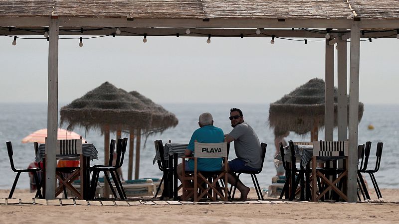 ¿Qué criterios habría que seguir para quitarse la mascarilla al aire libre? - Telediario 1 | Ver