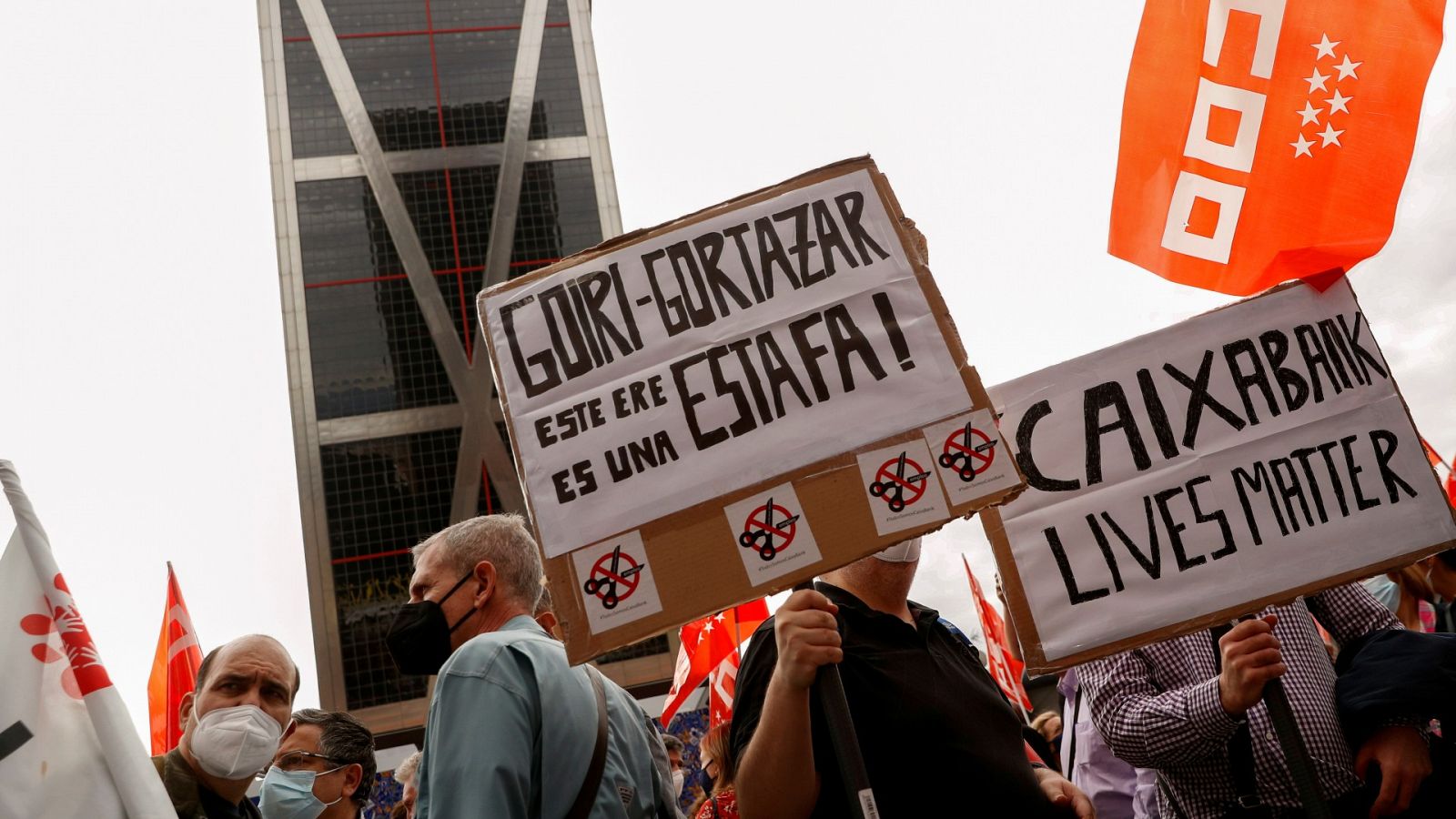 Los trabajodres de Caixabank acuden a la primera huelga general de la historia en la entidad tras el ERE que plantea el banco