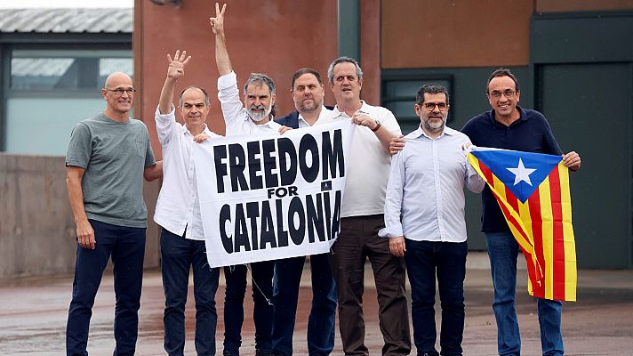 Los líderes independentistas catalanes salen de la prisión de Lledoners arropados por el independentismo