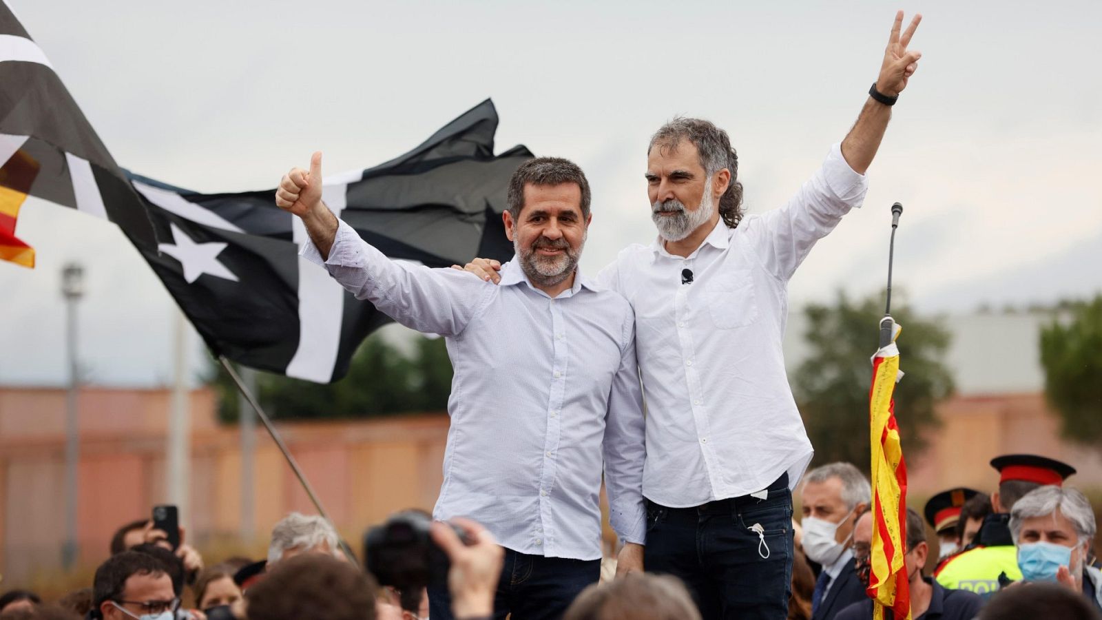 Los Jordis, a su salida de la cárcel: "No existe indulto que haga callar al pueblo de Cataluña" 