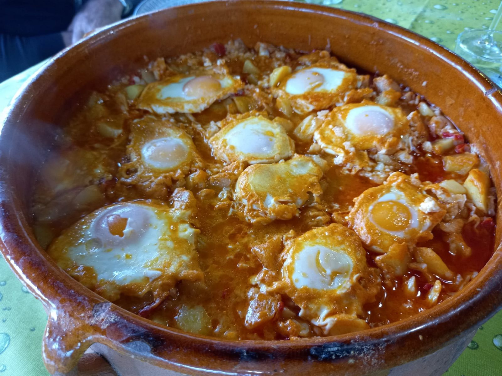 Sergio Fernández nos enseña a elaborar cazuela de bacalao con huevos escalfados