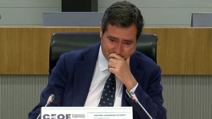 El presidente de la CEOE se emociona al recibir el apoyo de sus compañeros tras sus palabras sobre los indultos