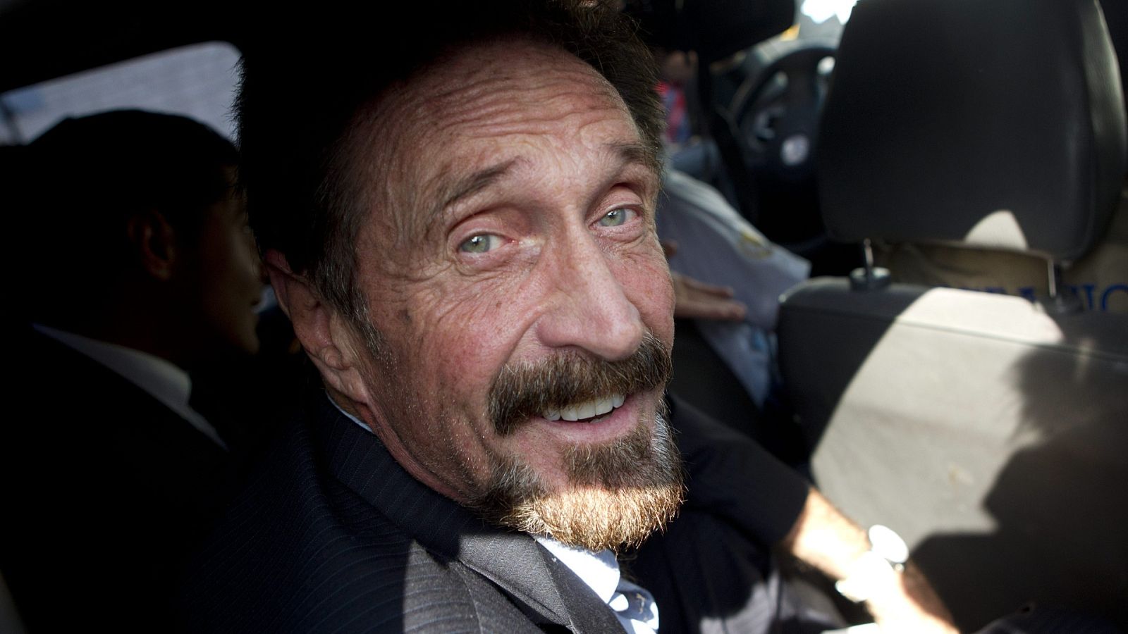 Encuentran muerto al fundador del antivirus McAfee en una prisión de Barcelona tras aprobarse su extradición a EE.UU.