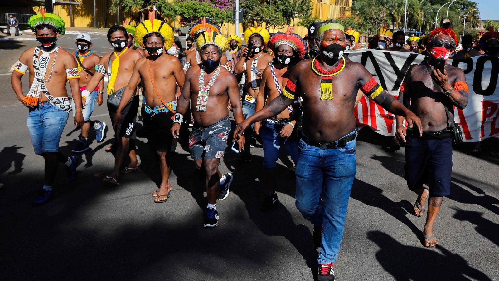 Indígenas brasileños protestan contra la explotación de sus tierras