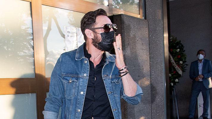 Gente y tendencias - Dale al play: David sale del tanatorio tras despedir a Mila Ximénez entre abucheos y aplausos