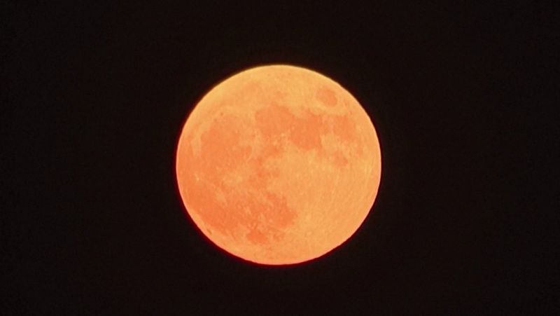 Así se ha visto la superluna de fresa, la última del año, desde Estambul