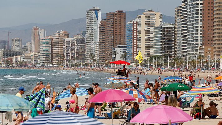 Frustración en Canarias y la Comunidad Valenciana por seguir excluidos de la lista de destinos seguros para el turismo británico