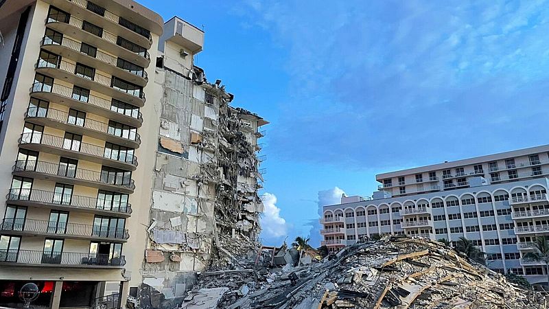 Los equipos de rescate buscan a 159 desaparecidos tras el derrumbe de un edificio en Miami - Ver ahora