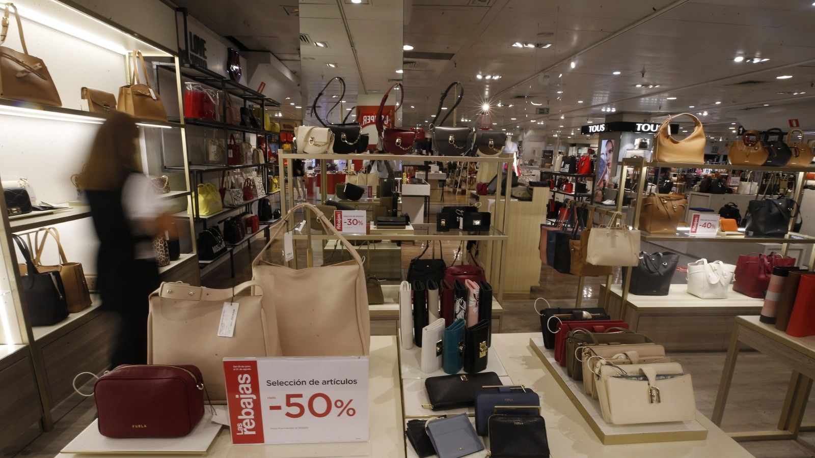 Las rebajas arrancan sin aglomeraciones pero con optimismo por la recuperación