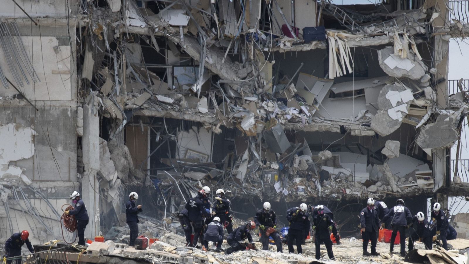 Estados Unidos| Continúa la búsqueda contra reloj de los 159 desaparecidos en el derrumbe de un edificio en Miami- RTVE.es | Ver