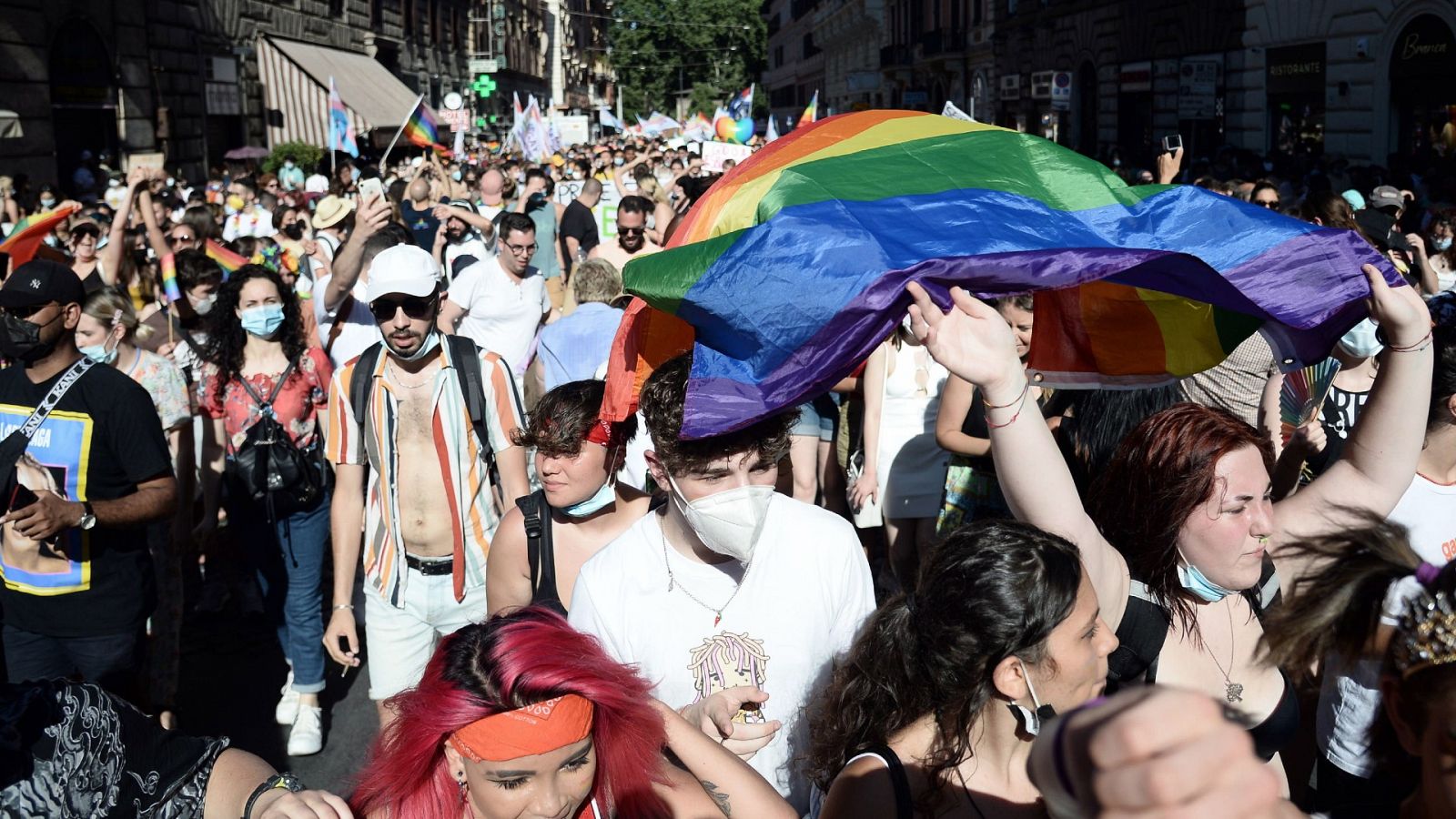 Miles de personas participan en el desfile del Orgullo en Roma