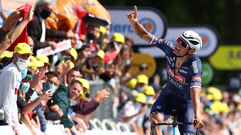 Van der Poel se exhibe en el Mur de Bretagne y dedica el liderato a su abuelo Raymond Poulidor