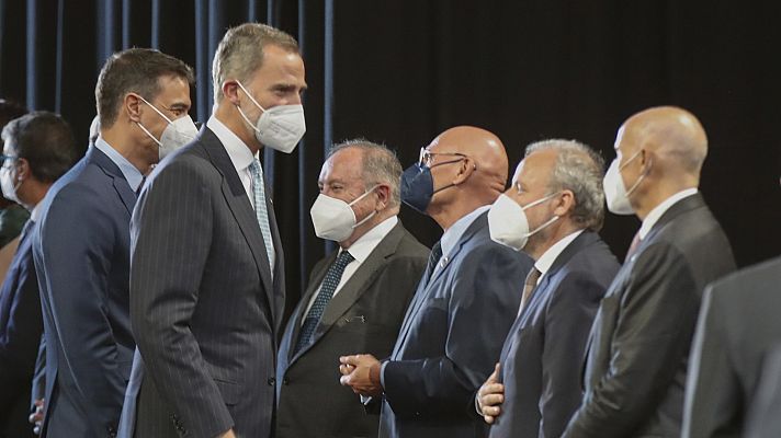 Aragonés planta al rey en el saludo previo a la cena del Mobile