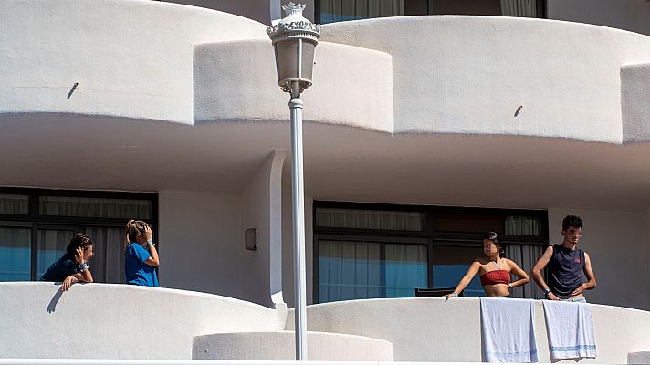 Baleares aísla en un hotel a 175 jóvenes tras el macrobrote