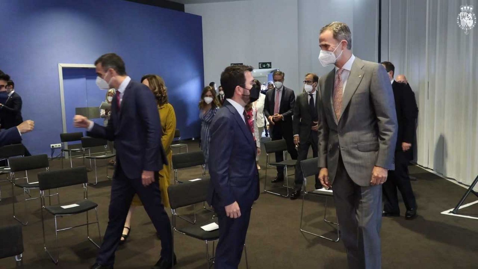 Salutació entre Felip VI i Pere Aragonès al MWC