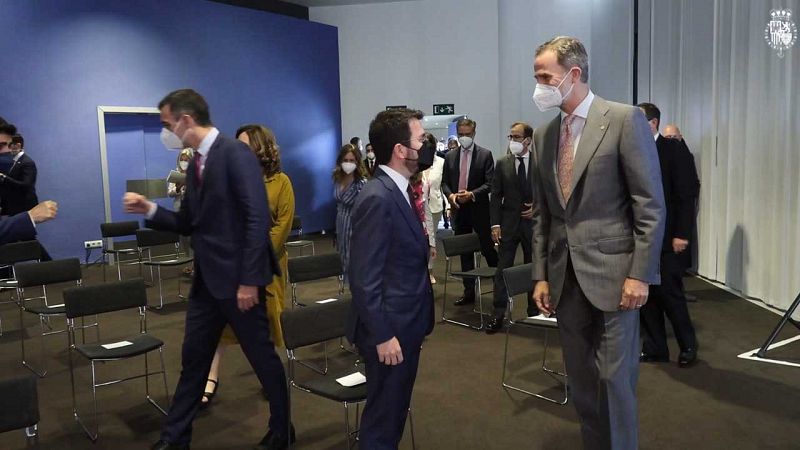 Salutació entre Felip VI i Pere Aragonès al Mobile World Congress