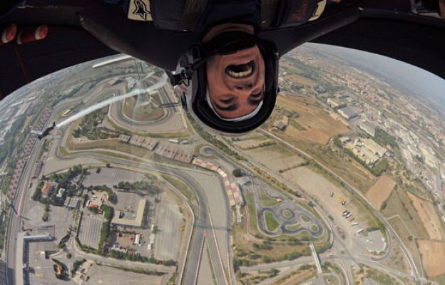  - Pedrosa compite contra un avión