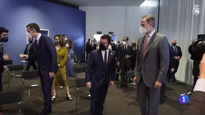 L'Informatiu - El rei i Aragonès obren el Mobile amb foto junts però sense recorregut