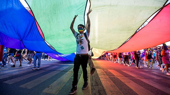 Ayuntamientos e instituciones despliegan pancartas con la bandera del colectivo LGTBI 