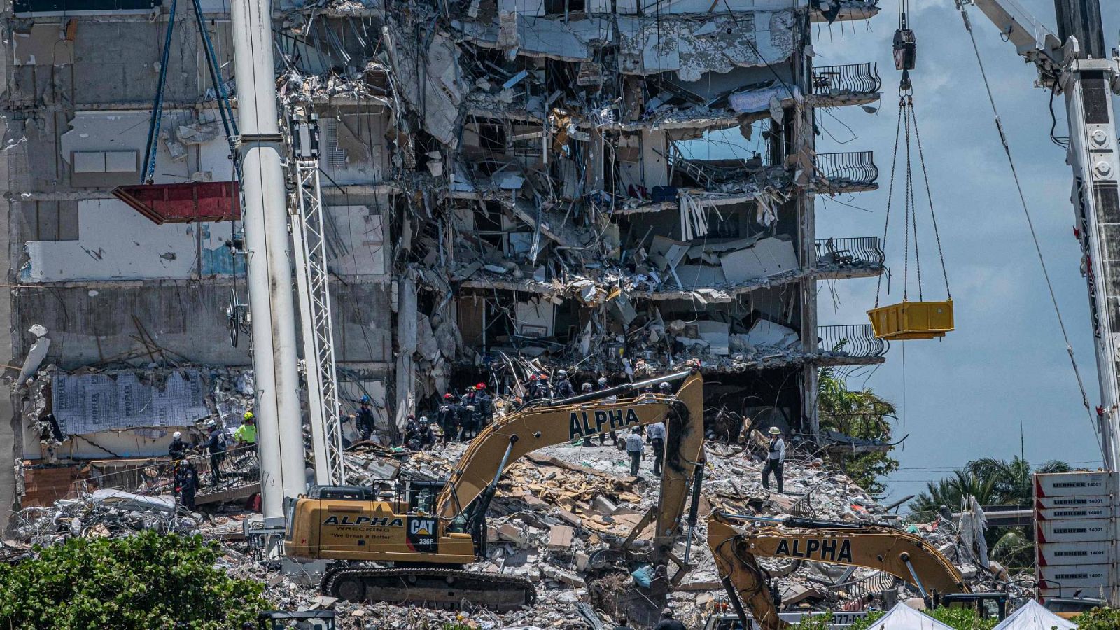 Analizan la estructura de los edificios cercanos al que se derrumbó en Miami