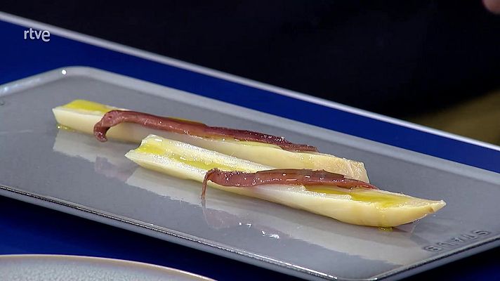 Como sapiens - Espárragos con anchoas y huevas de salmón