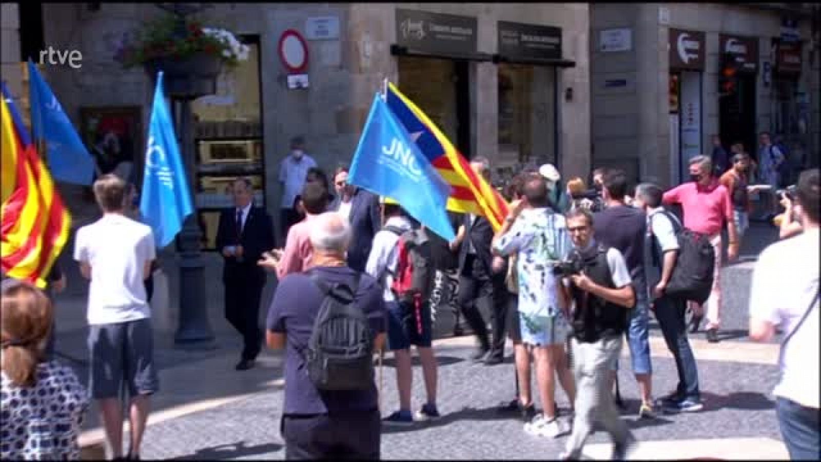 El president Pere Aragonès i el vicepresident Jordi Puigneró reben als indultats del procés