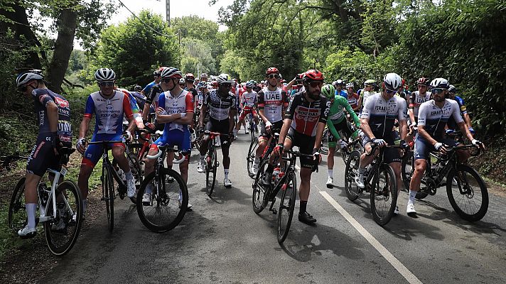 Los corredores del Tour paran en protesta por las caídas de las primeras etapas