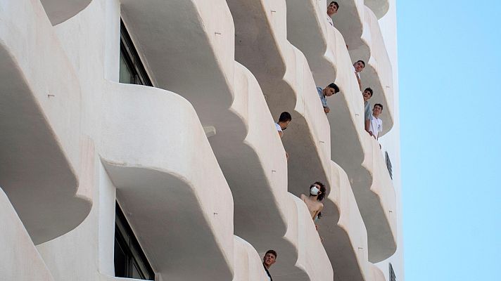 Telediario 1 - Macrobrote de Mallorca: los negativos piden salir del hotel