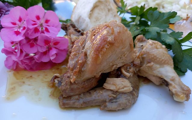 Sergio Fernández nos enseña a cocinar pollo en salsa vino