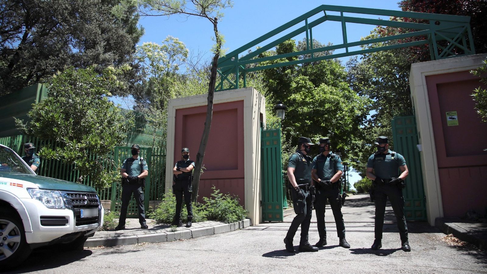 La policía registra durante más de once horas la casa de José Luis Moreno en busca de pruebas