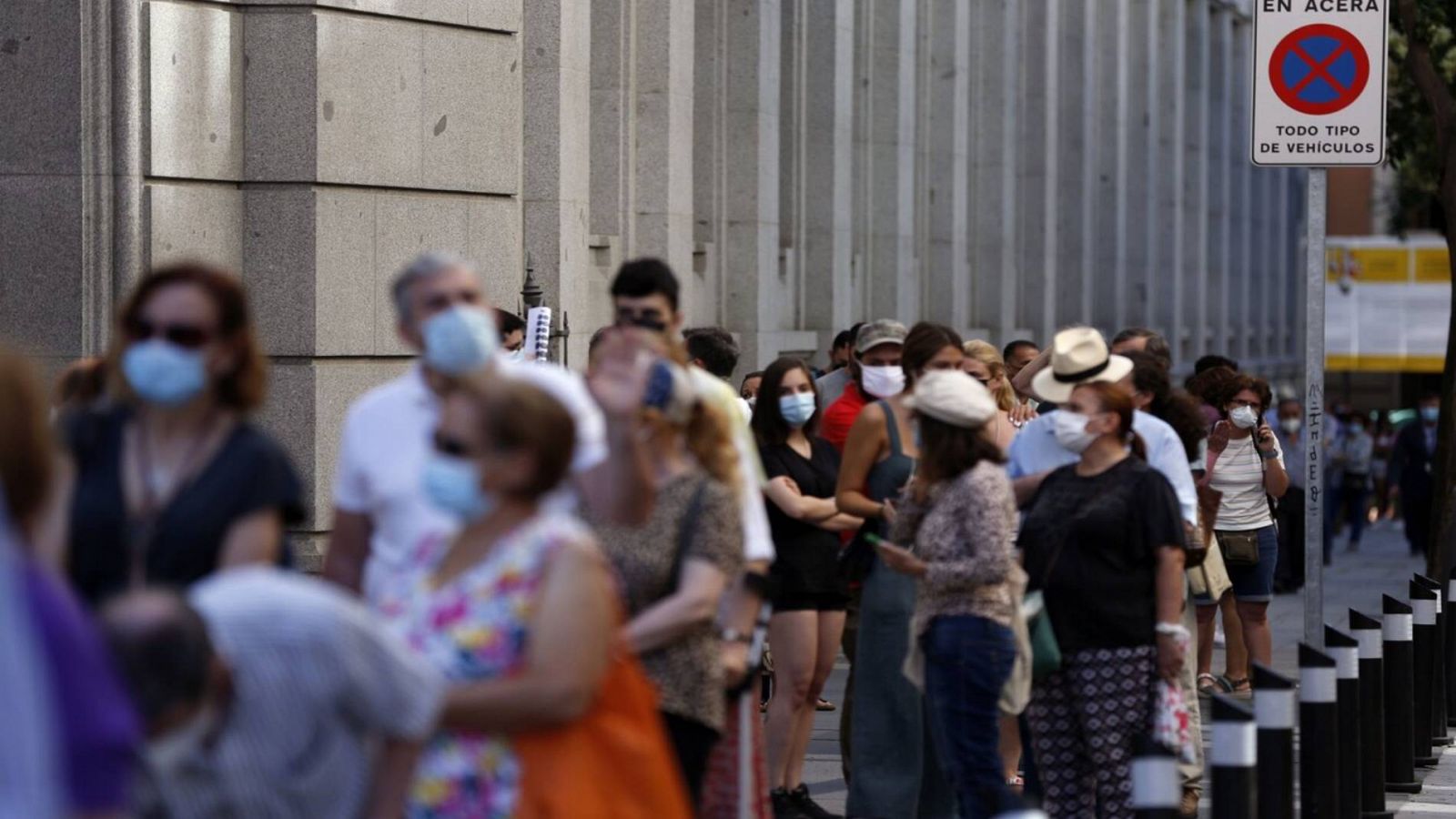 Largas colas en el Banco de España en el último día para cambiar pesetas por euros - RTVE.es