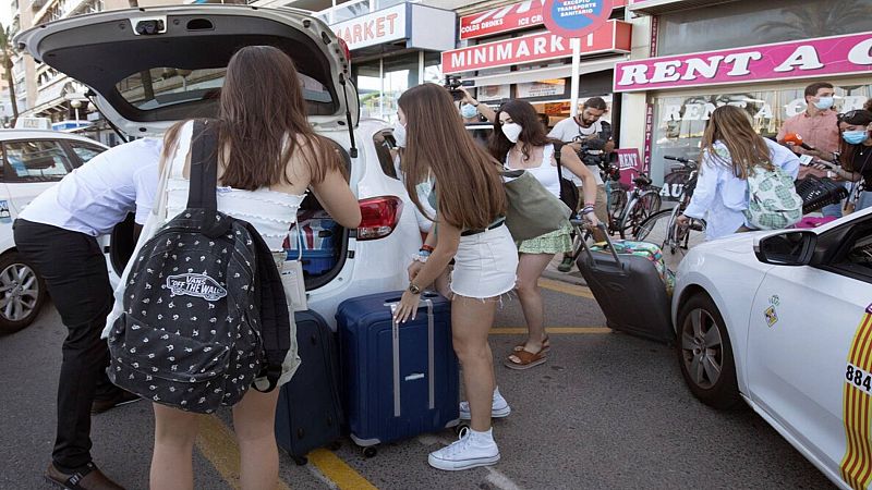 Varios jóvenes peninsulares salen del hotel de Mallorca donde estaban aislados
