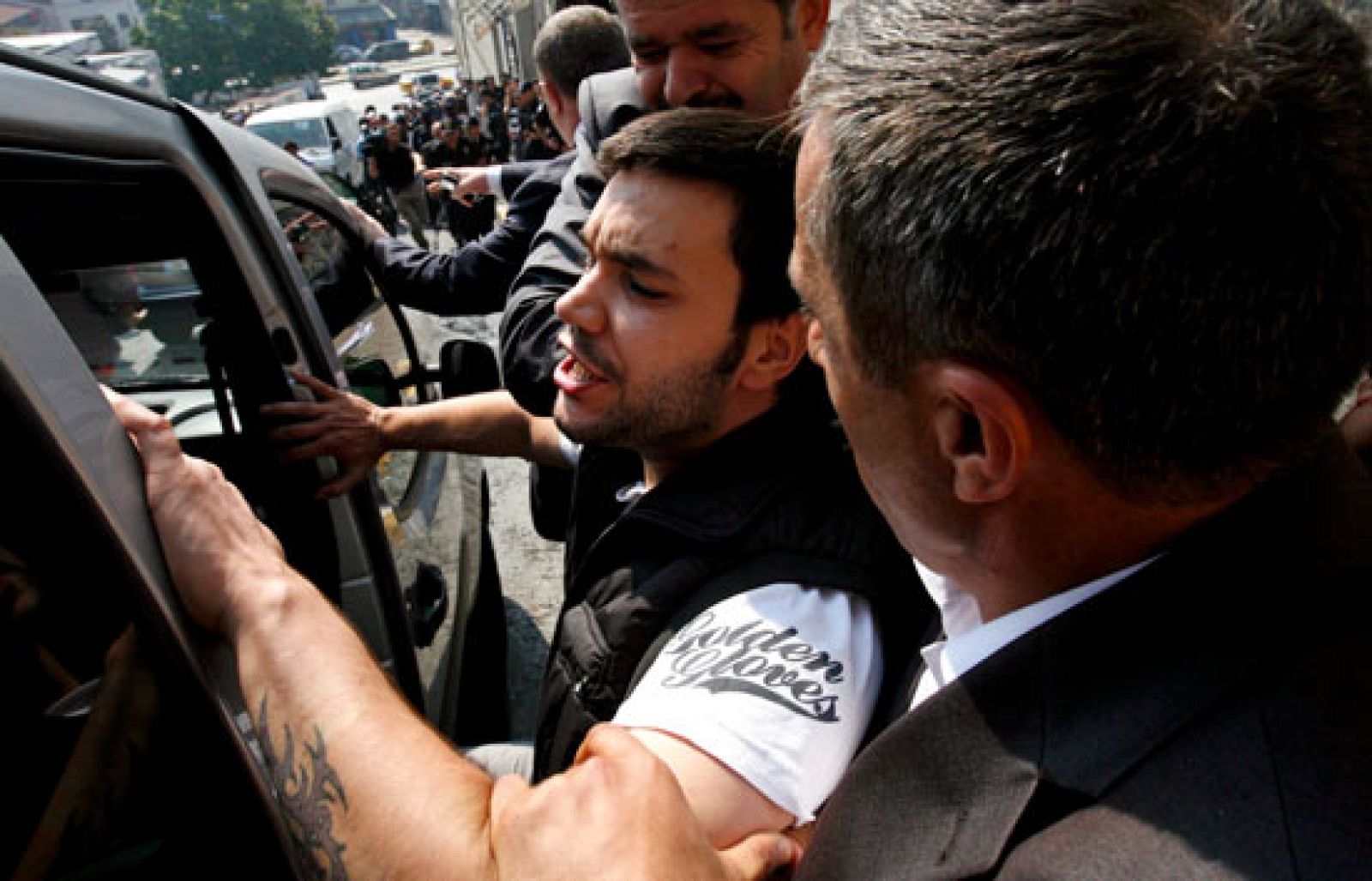 Un estudiante turco lanza un zapato al presidente del FMI como protesta | Ver