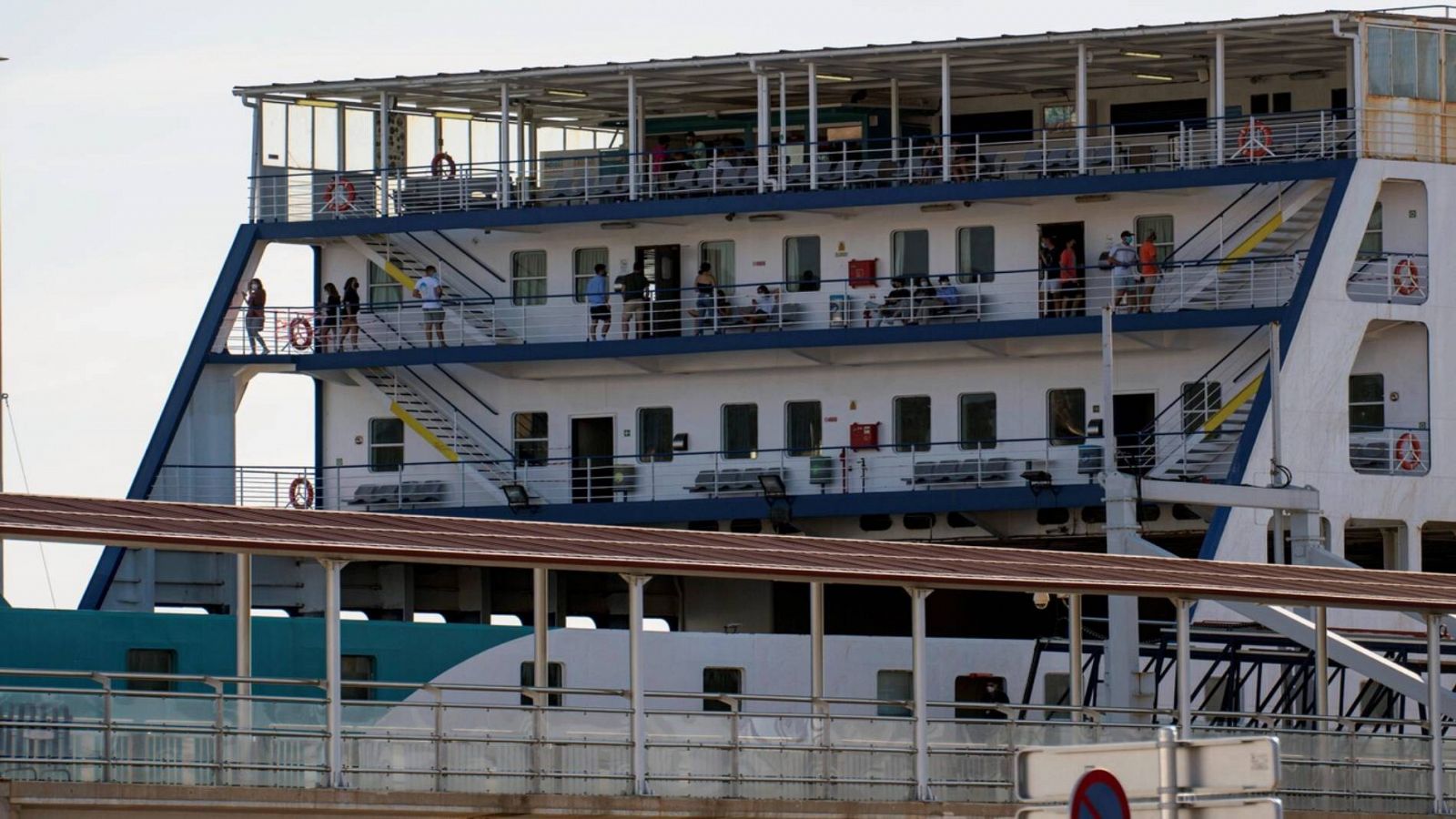 Mallorca traslada en barco hasta Valencia a los estudiantes del macrobrote - RTVE.es