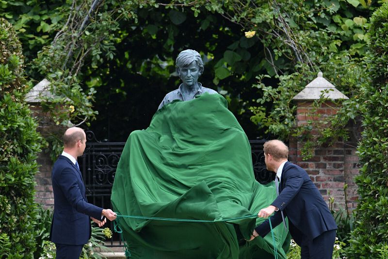 Dale al Play: Guillermo y Harry inauguran la estatua de Diana de Gales