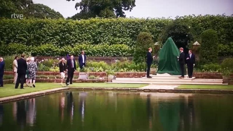 Guillermo y Harry inauguran la estatua de Diana de Gales