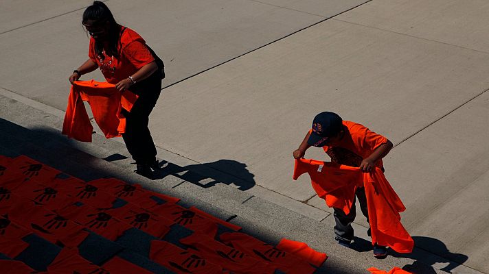 La tarde en 24h - Descubren en Canadá 182 nuevas tumbas sin identificar cerca de un antiguo internado para indígenas