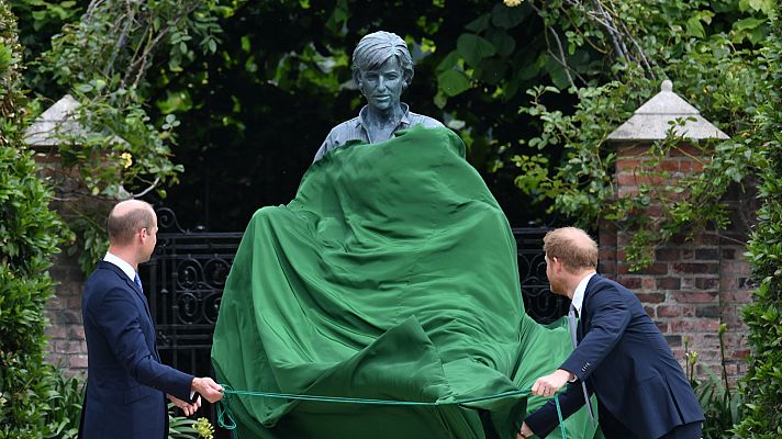Gente y tendencias - Inauguración de la estatua de Diana de Gales: Guillermo y Harry, cara a cara