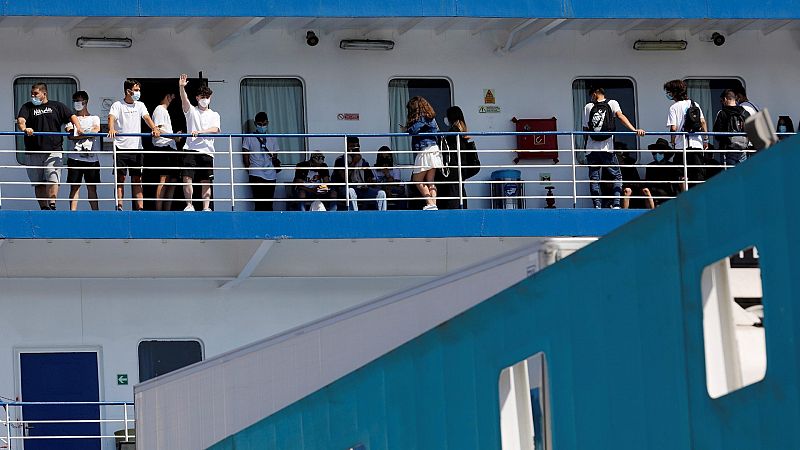 Cinco de los 118 estudiantes trasladados a la península en barco dan positivo por COVID-19